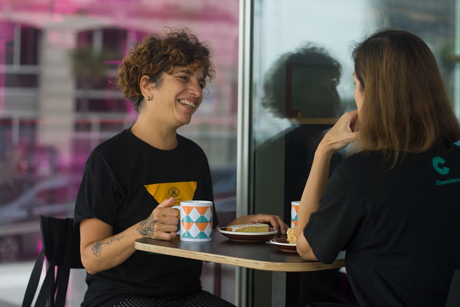 Chica con remera de cinematca